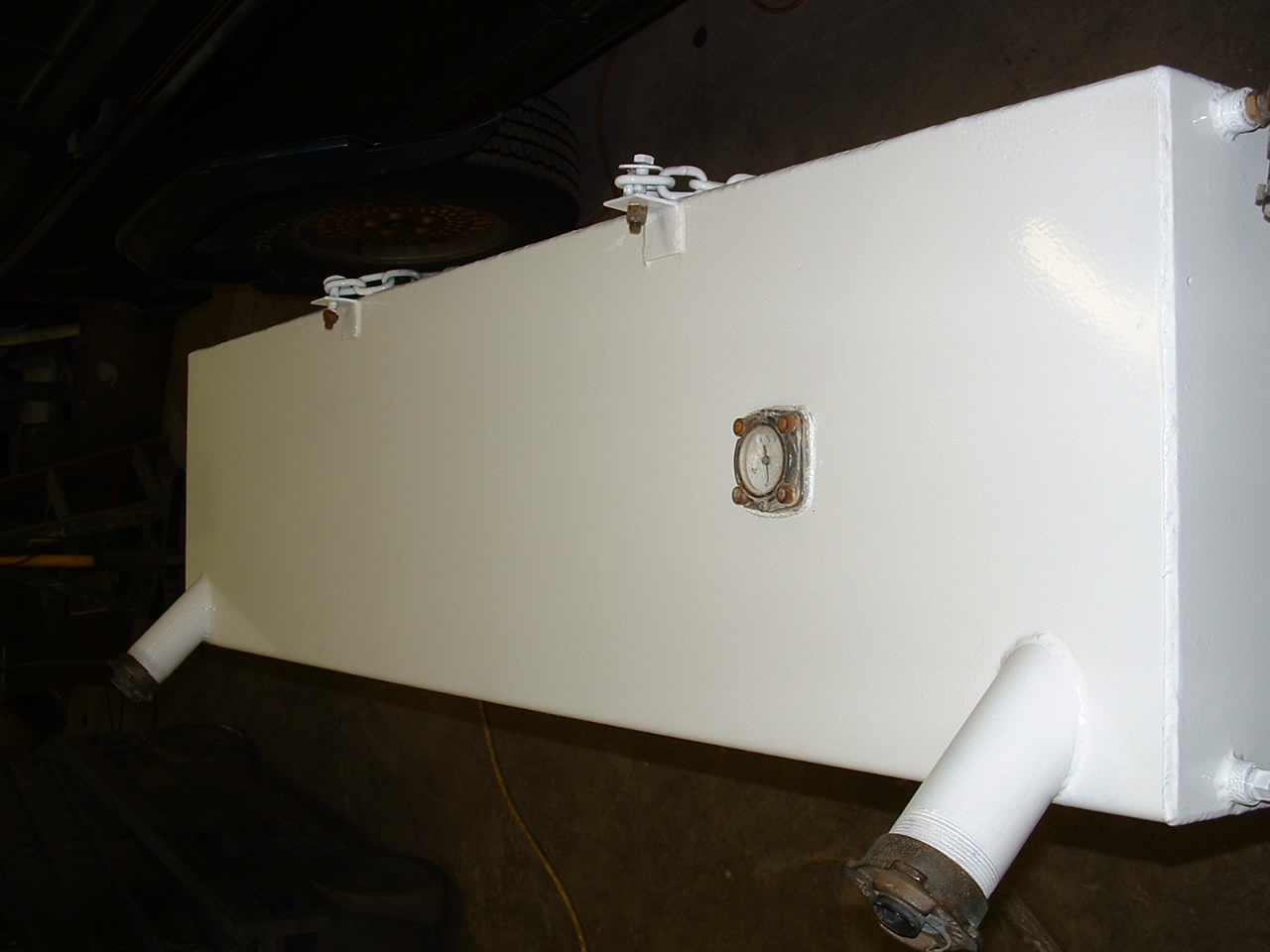 Steel storage tank coated with a white protective membrane