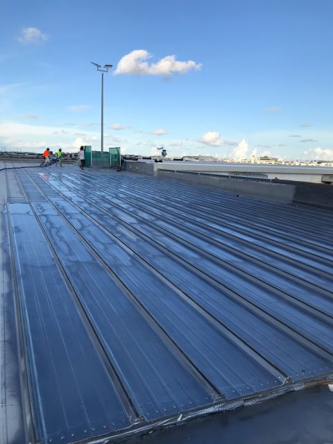 Seamless spray foam roofing application